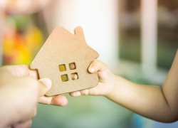 CHA MẸ NÊN LẬP DI CHÚC ĐỂ LẠI HẾT TÀI SẢN CHO CON SAU KHI QUA ĐỜI – THAY VÌ LẬP HỢP ĐỒNG TẶNG CHO HẾT TÀI SẢN CHO CON KHI ĐANG CÒN SỐNG: THỰC TIỄN VÀ KHUYẾN NGHỊ!